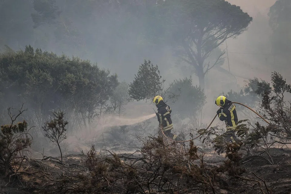 PADAM KEBAKARAN: Ratusan anggota bomba Portugal bertungkus-lumus memadamkan kebakaran di negara itu pada Selasa, dibantu 111 kereta bomba dan 14 lagi peralatan dari udara, berhampiran ibu kota Lisbon. 