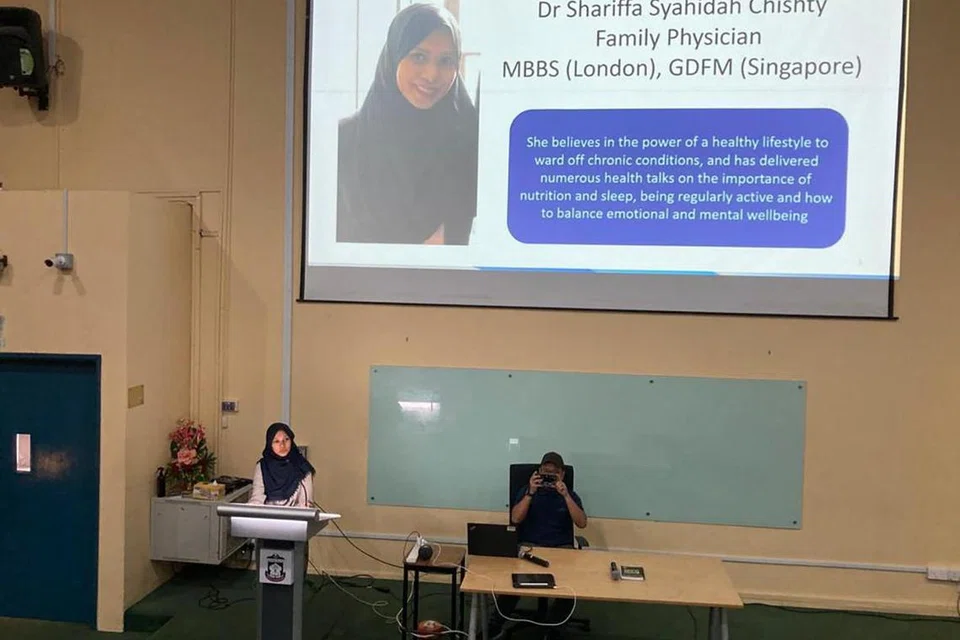 PANDUAN BERGUNA: Dr Shariffa Syahidah Chishty  menyampaikan ceramah kesihatan kepada bakal jemaah haji dari Halijah Travel di Madrasah Aljunied baru-baru ini.