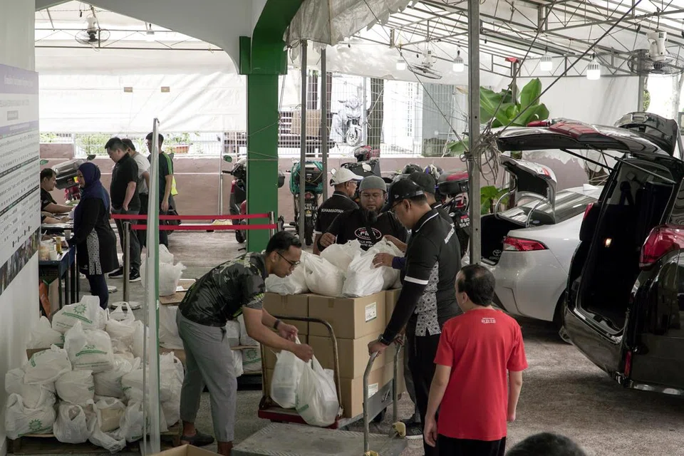 Semangat membantu masyarakat Islam di sini terus teguh dan persatuan bakal menjalankan pelbagai kegiatan sepanjang Ramadan ini.  