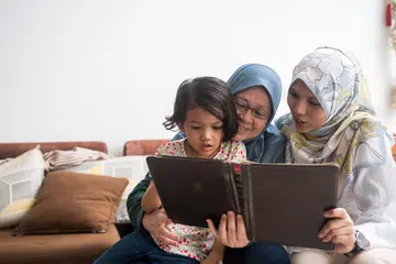 Seorang ibu dapat membesarkan anak yang berwibawa dengan membekalkannya dengan pendidikan yang cukup serta mengajarnya adab dan etika yang baik.