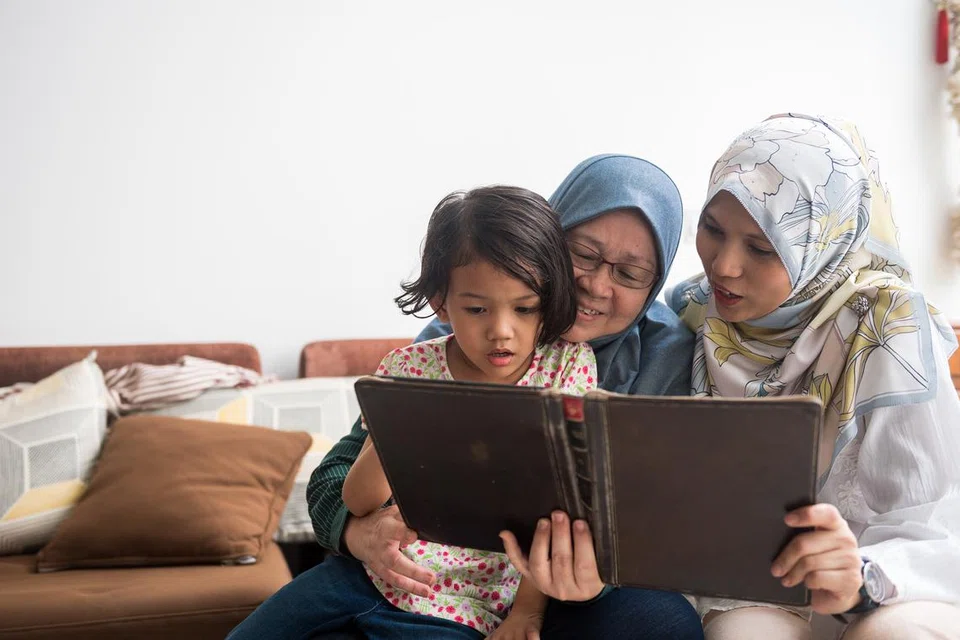 Seorang ibu dapat membesarkan anak yang berwibawa dengan membekalkannya dengan pendidikan yang cukup serta mengajarnya adab dan etika yang baik.