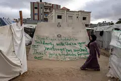 Ungkapan kata terima kasih kepada para pelajar universiti Columbia di Amerika Syarikat kerana mengadakan bantahan antiperang Gaza, ditulis pada sebuah khemah pelarian di Rafah.
