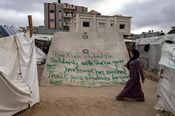 Ungkapan kata terima kasih kepada para pelajar universiti Columbia di Amerika Syarikat kerana mengadakan bantahan antiperang Gaza, ditulis pada sebuah khemah pelarian di Rafah.