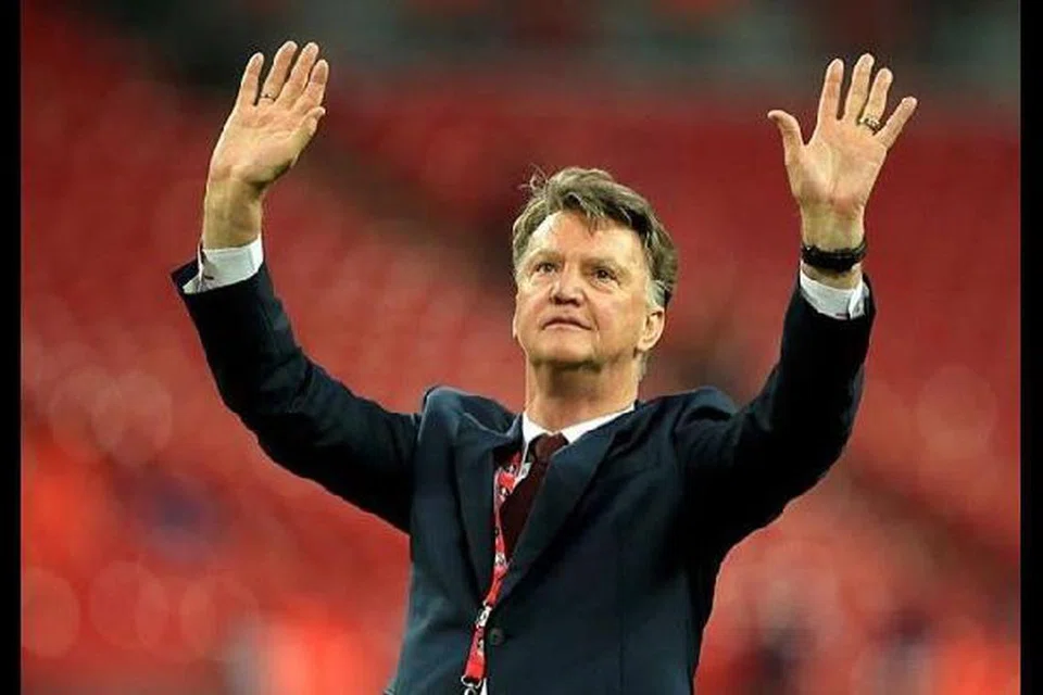 Dua hari selepas menjulang Piala FA, Louis van Gaal, dipecat kelab Manchester United.
