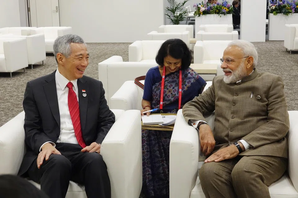 Perdana Menteri, Encik Lee Hsien Loong (kiri), bersama Perdana Menteri India, Encik Narendra Modi, di luar Sidang Pemimpin Kumpulan Negara 20 (G20) pada 2019.
