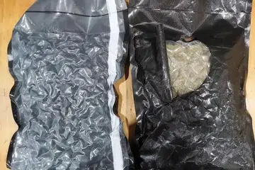 Pegawai Imigresen dan Pusat Pemeriksaan (ICA) menemui dua paket bahan sayuran yang dipek vakum. Siasatan awal menunjukkan kandungannya adalah ganja.  