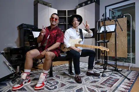 Bagi penyanyi tempatan, Gareth Fernandez (kiri) dan Dru Chen, antara cabaran menghasilkan lagu tersebut ialah kebimbangan terhadap maklum balas dan penerimaan orang ramai, namun tekanan itu dijadikan dorongan untuk menghasilkan karya terbaik dengan sepenuh jiwa dan usaha.
