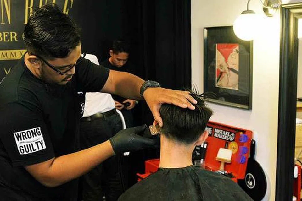 DEMI KESELESAAN PELANGGAN: Di The Golden Rule Barber Co, pelanggan bukan sahaja boleh mendapatkan khidmat - Foto KHALID BABA