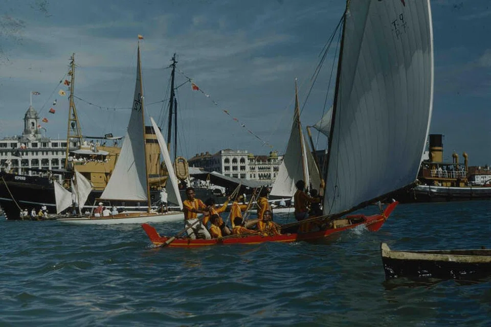 LUMBA KOLEK: Sukan Laut Tahun Baru sedang berlangsung di Pelabuhan Singapura, di luar Collyer Quay, pada 1951. Sejak 1834, masyarakat berperahu meraikan Tahun Baru dengan menganjurkan lumba kolek.