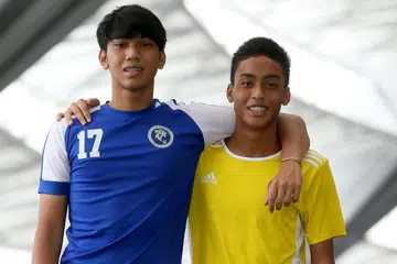 BERTEMU DI PADANG BOLA: Fikri Amin (kiri) dan Amir Hafiz tidak dapat membayangkan mereka akan bertemu sewaktu perlawanan akhir Bola Sepak Kebangsaan Bahagian A Lelaki 2018. - Foto BH oleh JONATHAN CHOO