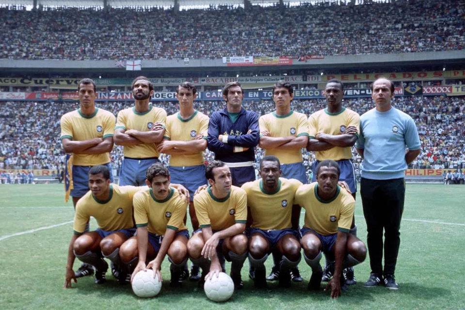 LEGENDA BOLA SEPAK: Pele menjulang Piala Dunia tiga kali... 1958, 1962 dan 1970. Pasukan Brazil yang menjulang Piala Dunia 1970 (atas) disifatkan sebagai pasukan bola sepak terbaik dalam sejarah. - Foto fail 