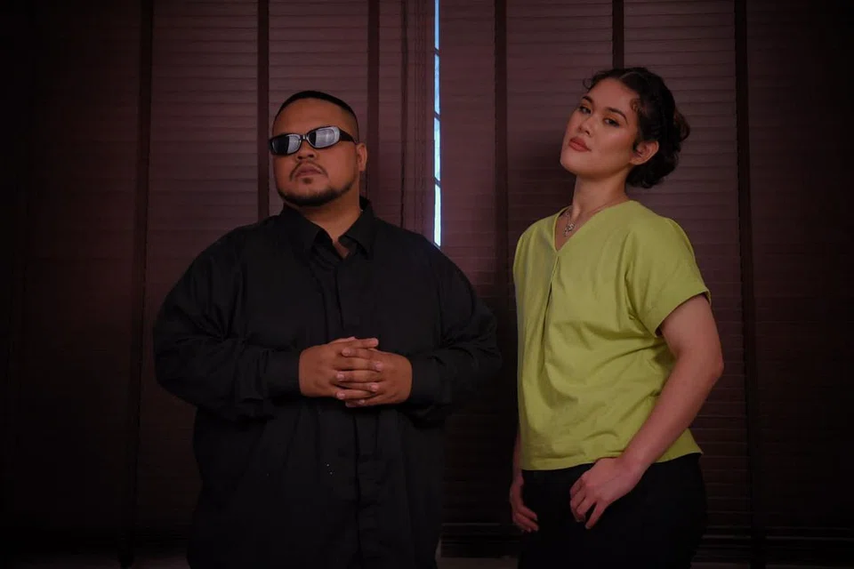 RUANG HIDUPKAN KESEGARAN LAGU MELAYU: Syakirah Noble dan Ashidy Ridwan bergabung tenaga bagi lagu dwibahasa Melayu-Inggeris, 'Kisah Kita', sebagai satu usaha menyajikan santapan halwa telinga lebih segar. - Foto BH oleh MARK CHEONG