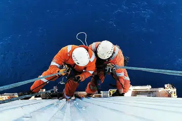 KERJA DARI TEMPAT TINGGI: Encik Azriffin menjalankan tugas sebagai teknisyen akses tali di atas sebuah pelantar minyak di tengah-tengah laut. - Foto-foto ihsan AZRIFFIN AHAMAD