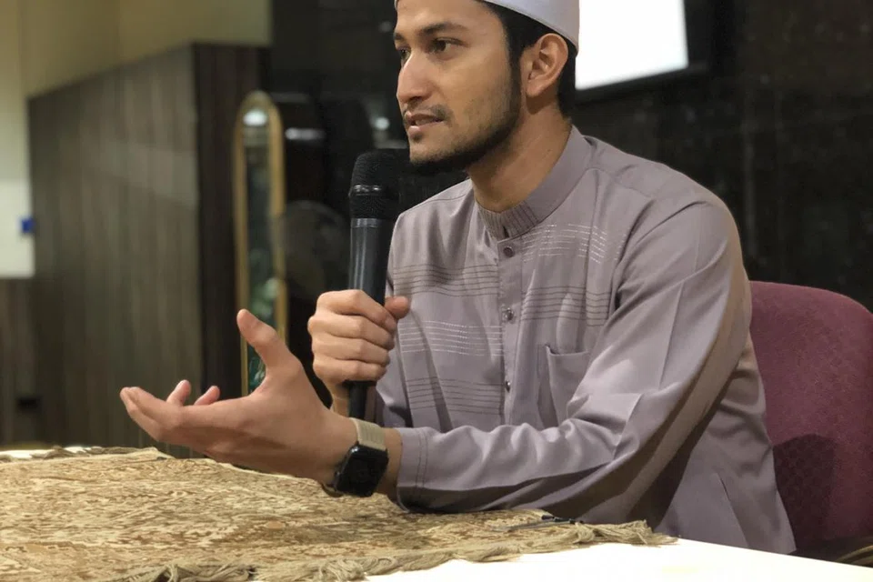 SAMPAIKAN BIMBINGAN: Ketua Jabatan Dakwah Masjid Alkaff, Ustaz Sheikh Umar Abdul Aziz, dalam siri tazkirah sempena awal Muharam di masjid itu.  