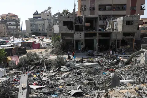 Sekurang-kurangnya 274 rakyat Palestin maut apabila tentera Israel menyerbu kem pelarian Nuseirat di Rafah, Jaluran Gaza, pada 8 Jun untuk membebaskan empat tebusan