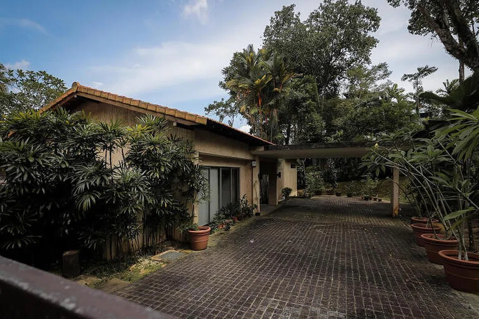 PINDAH MILIK: Banglo kepunyaan Dr Lee Wei Ling, anak perempuan mendiang Perdana Menteri Pengasas Lee Kuan Yew, telah dijual pada harga $50 juta kepada pengasas bersama rangkaian restoran hotpot Sichuan Haidilao International, Encik Shi Yonghong. - Foto BH oleh GAVIN FOO