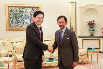 PERTINGKAT HUBUNGAN: Sempena 40 tahun hubungan diplomatik pada 2024, Timbalan Perdana Menteri yang juga Menteri Kewangan, Encik Lawrence Wong (kiri) dan Sultan Hassanal Bolkiah telah mengesahkan semula komitmen bersama kededua pihak bagi meningkatkan hubungan tersebut ke tahap yang lebih tinggi. 