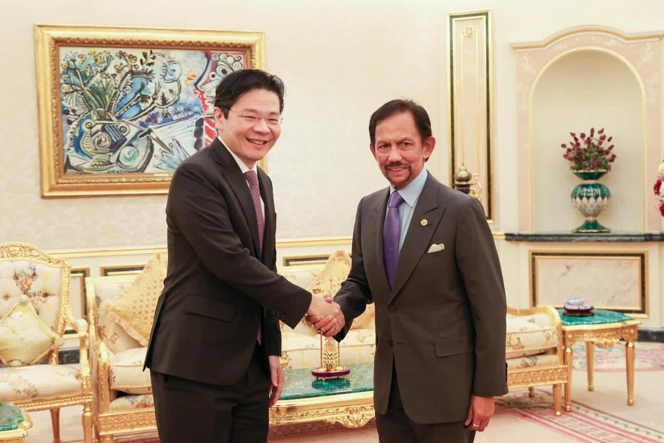 PERTINGKAT HUBUNGAN: Sempena 40 tahun hubungan diplomatik pada 2024, Timbalan Perdana Menteri yang juga Menteri Kewangan, Encik Lawrence Wong (kiri) dan Sultan Hassanal Bolkiah telah mengesahkan semula komitmen bersama kededua pihak bagi meningkatkan hubungan tersebut ke tahap yang lebih tinggi. 