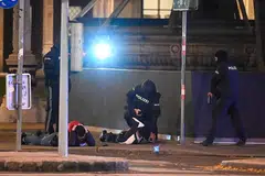 PEMERIKSAAN RAPI: Anggota polis Austria memeriksa dua orang awam di depan opera negara, The Wiener Staatsoper, selepas berlaku serangan senjata api di rumah ibadat Yahudi Stadttempel pada malam 2 November. - Foto EPA-EFE