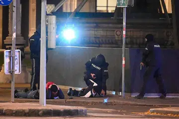 PEMERIKSAAN RAPI: Anggota polis Austria memeriksa dua orang awam di depan opera negara, The Wiener Staatsoper, selepas berlaku serangan senjata api di rumah ibadat Yahudi Stadttempel pada malam 2 November. - Foto EPA-EFE