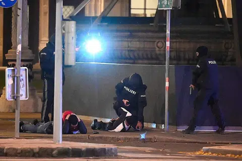 PEMERIKSAAN RAPI: Anggota polis Austria memeriksa dua orang awam di depan opera negara, The Wiener Staatsoper, selepas berlaku serangan senjata api di rumah ibadat Yahudi Stadttempel pada malam 2 November. - Foto EPA-EFE