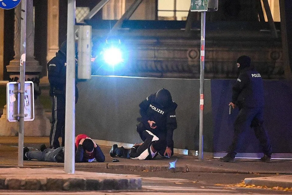 PEMERIKSAAN RAPI: Anggota polis Austria memeriksa dua orang awam di depan opera negara, The Wiener Staatsoper, selepas berlaku serangan senjata api di rumah ibadat Yahudi Stadttempel pada malam 2 November. - Foto EPA-EFE