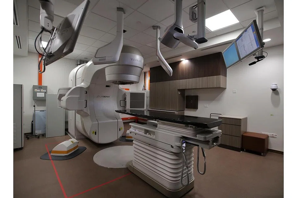 KEMUDAHAN TERAPI SINARAN: Pemecut linear perubatan atau medical linear accelerator yang digunakan bagi onkologi radiasi.Ia merupakan peranti yang digunakan untuk rawatan radiasi bagi pesakit barah. Terdapat 10 mesin sedemikian di NCCS.