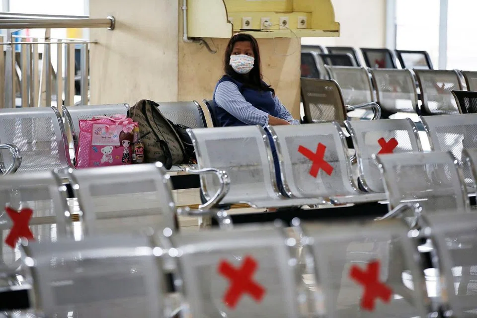 LANGKAH DIPERLUAS: Seorang penumpang pengangkutan awam dilihat memakai pelitup di Indonesia pada 12 April 2020. - FOTO: REUTERS