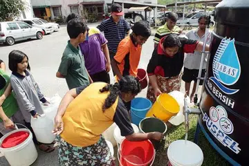 GANGGUAN BEKALAN AIR: Kira-kira 3.89 juta pengguna di sekitar Lembah Klang semalam mula menghadapi gangguan bekalan air menyusuli kerja penyelenggaraan Tenaga Nasional Bhd (TNB) di Pencawang Masuk Utama (PMU) Bukit Badong, Kuala Selangor. - Foto THE STAR