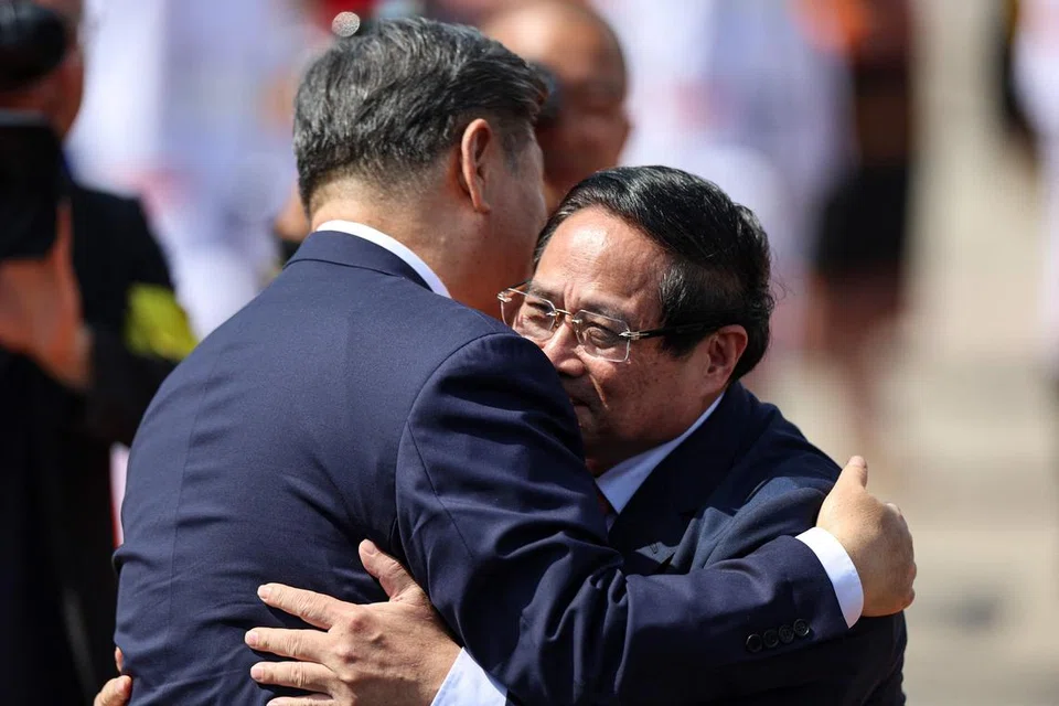 Presiden China, Xi Jinping (kiri), memeluk Perdana Menteri Vietnam, Pham Minh Chinh, sebelum berlepas menaiki pesawat di Lapangan Terbang Antarabangsa Noi Bai, Hanoi, pada 15 April 2025, selepas menamatkan lawatannya ke Vietnam. Lawatan Xi ke Vietnam adalah sebahagian daripada siri jelajah Asia Tenggara yang turut merangkumi Malaysia dan Kemboja, ketika Beijing berusaha menampilkan dirinya sebagai kuasa yang stabil berbanding Trump dalam menghadapi cabaran tarif Amerika Syarikat.