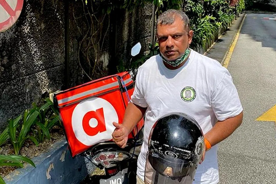 TAWAR PERKHIDMATAN: CEO AirAsia Group Bhd, Tan Sri Tony Fernandes, bersedia untuk membuat penghantaran makanan menggunakan motosikal lengkap dengan kotak simpanan makanan. - Foto INSTAGRAM/@TONYFERNANDES