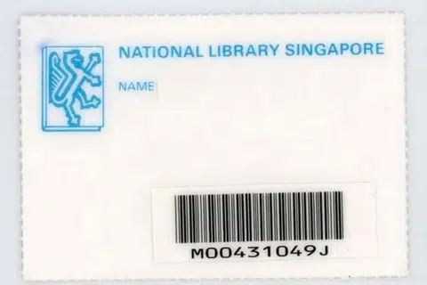 Sebelum kad Lembaga Perpustakaan Negara (NLB) yang moden dan elektronik, ahli perpustakaan yang berdaftar menggunakan kad kertas yang dilaminat untuk meminjam buku.