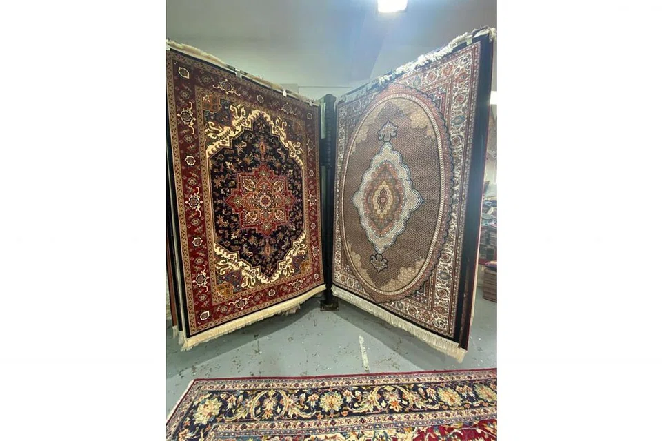 KELEBIHAN PADA SYARIKAT: Rekaan sistem rak pusing akan membantu Tabriz Carpets Pte Ltd untuk mempercepatkan proses pengeluaran karpet dalam masa yang telah dirancang. - Foto TABRIZ CARPETS