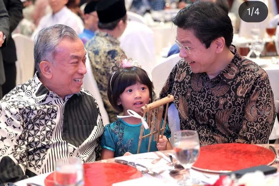 Sarah (tengah) pernah bertemu Encik Wong (kanan) dalam satu acara Lembaga Biasiswa Kenangan Maulud (LBKM) pada 2025. Turut bersama Sarah ialah datuknya, Encik Suhaimi Salleh (kiri).