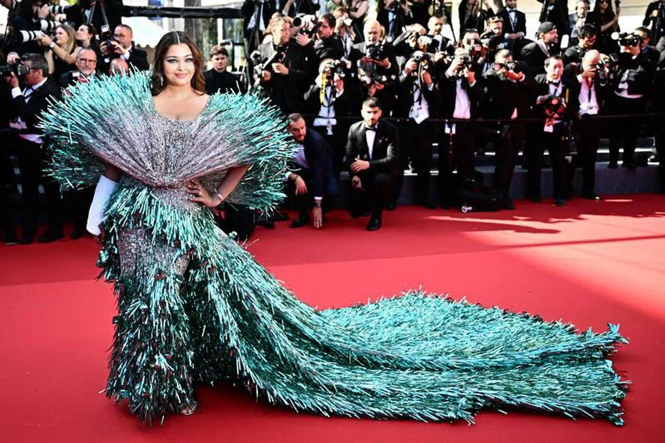 Gaun bintang Bollywood, Aishwarya Rai, yang digayakan sewaktu Pesta Filem Cannes, mengingatkan Cef Wan tentang bulu burung merak pada ‘kavadi’ yang dibawa semasa upacara Thaipusam.