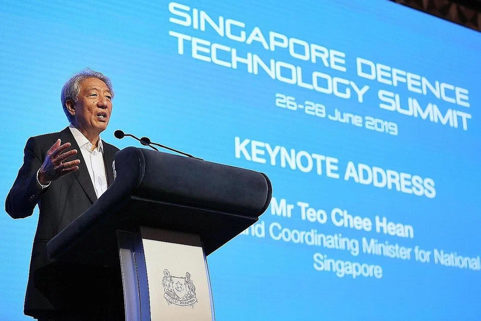 GUNAKAN TEKNOLOGI DENGAN BIJAK: Dalam ucapannya di Sidang Puncak Teknologi Pertahanan Singapura kedua di Hotel Shangri-La semalam, Encik Teo Chee Hean antara lain mengajak peserta membincangkan tentang bagaimana orang ramai boleh bersiap sedia bagi dunia di mana mesin lebih bijak daripada manusia. - Foto BH oleh GAVIN FOO