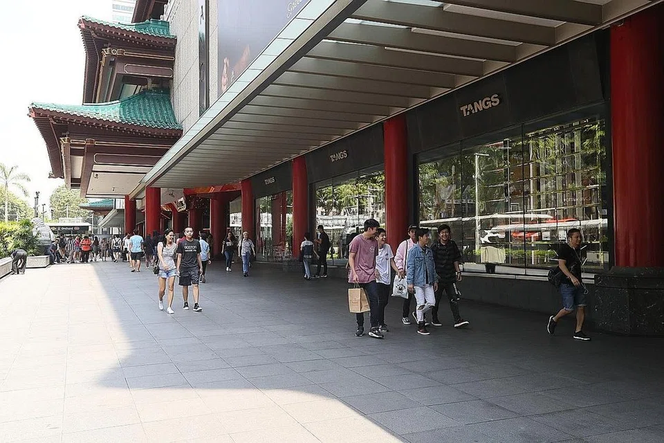 DISIASAT: Perikatan Tiga Pihak bagi Amalan Pekerjaan Adil (Tafep) telah melancarkan siasatan terhadap Tangs atas insiden gedung itu mengarahkan seorang pegawai promosi sambilan membuka tudungnya kerana ia bertentangan dengan kod pakaian kerja di tempat tersebut. - Foto fail