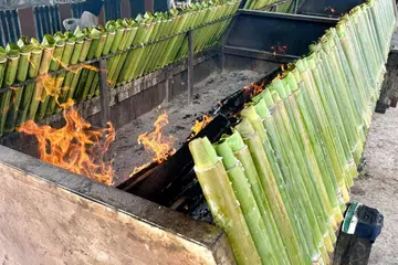 Sebahagian warga Singapura sanggup meredah kesesakan lalu lintas di Tambak Johor semata-mata untuk mendapatkan lemang bakar dari Johor Bahru.