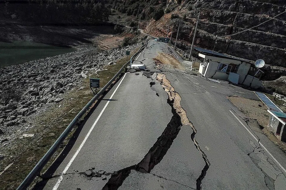 HADAPI CABARAN: Beginilah antara kesan gempa bumi berukuran 7.8 magnitud yang melanda Turkey dan Syria pada 6 Februari lalu. - Foto-foto AFP