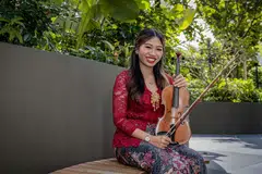 MINAT MUZIK TRADISIONAL: Setelah lebih 10 tahun dilatih dalam muzik klasikal, pemain biola, Cik Noryn Sazali, mula jatuh cinta dengan keindahan muzik tradisional Melayu selepas menyertai Orkestra Sri Temasek pada 2019.