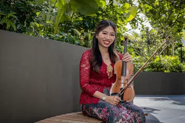 MINAT MUZIK TRADISIONAL: Setelah lebih 10 tahun dilatih dalam muzik klasikal, pemain biola, Cik Noryn Sazali, mula jatuh cinta dengan keindahan muzik tradisional Melayu selepas menyertai Orkestra Sri Temasek pada 2019.