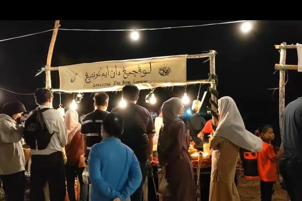 Gerai unik dengan tulisan jawi membangkitkan aura nostalgia lama buat pengunjung yang bersahur dan moreh di D’Ulek Pantai Pandak, Kuala Terengganu, Terengganu. 