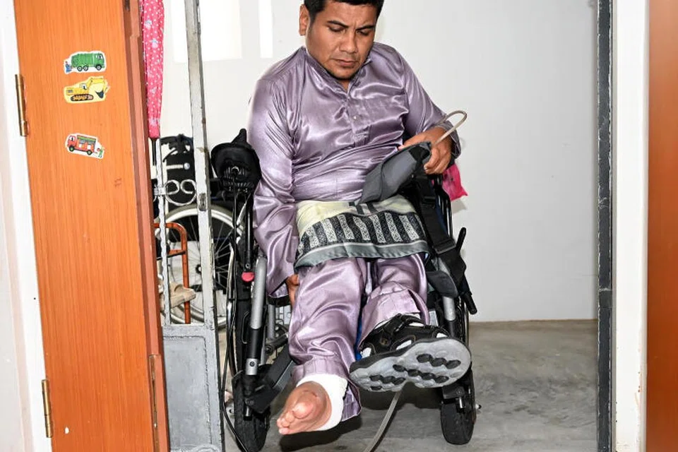 Walaupun tidak boleh berjalan, Encik Zahid berusaha gigih untuk hidup berdikari.