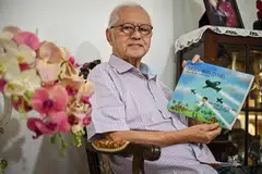KONGSI PENGALAMAN ZAMAN PERANG: Encik Wan Hussin Zoohri telah menghasilkan buku kanak-kanak pertamanya, ‘Cerita Wan Comel’, yang mengisahkan pengalaman beliau melalui zaman Pendudukan Jepun ketika baru berusia lima tahun.