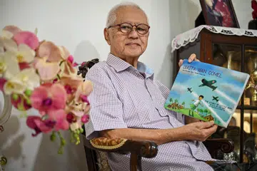 KONGSI PENGALAMAN ZAMAN PERANG: Encik Wan Hussin Zoohri telah menghasilkan buku kanak-kanak pertamanya, ‘Cerita Wan Comel’, yang mengisahkan pengalaman beliau melalui zaman Pendudukan Jepun ketika baru berusia lima tahun.
