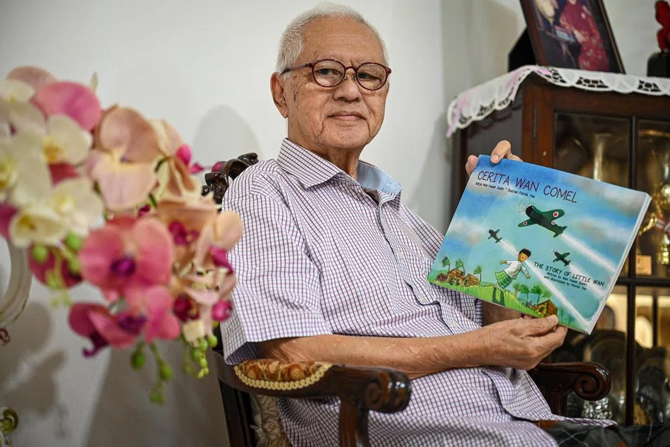 KONGSI PENGALAMAN ZAMAN PERANG: Encik Wan Hussin Zoohri telah menghasilkan buku kanak-kanak pertamanya, ‘Cerita Wan Comel’, yang mengisahkan pengalaman beliau melalui zaman Pendudukan Jepun ketika baru berusia lima tahun.