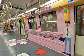 USAHA MURNI: LTA dan SBS Transit berganding bahu dalam mendidik penumpang kereta api agar lebih memahami kepada kekurangan orang lain, dengan cara menghiasi panel-panel warna warni yang disediakan Majlis Perkhidmatan Masyarakat Kebangsaan tentang cara berinteraksi dengan mereka yang mempunyai masalah pendengaran, penglihatan, autisme selain pengguna kerusi roda. - Foto PENGUASA PENGANGKUTAN DARAT