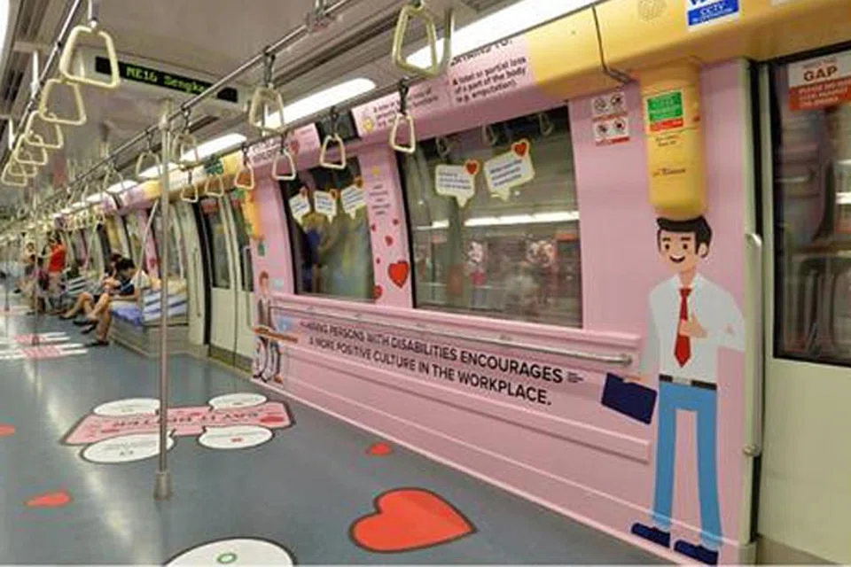 USAHA MURNI: LTA dan SBS Transit berganding bahu dalam mendidik penumpang kereta api agar lebih memahami kepada kekurangan orang lain, dengan cara menghiasi panel-panel warna warni yang disediakan Majlis Perkhidmatan Masyarakat Kebangsaan tentang cara berinteraksi dengan mereka yang mempunyai masalah pendengaran, penglihatan, autisme selain pengguna kerusi roda. - Foto PENGUASA PENGANGKUTAN DARAT