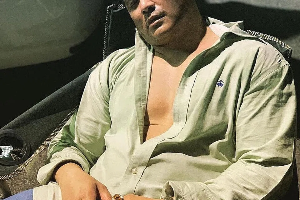 AKSI MENYAKITKAN: Datuk Aaron Aziz yang sebelum ini menjalani pembedahan pada sendi leher bulan lalu terpaksa menahan sakit selepas menjalani penggambaran babak masuk dalam bonet kereta. - Foto INSTAGRAM DATUK AARON AZIZ
