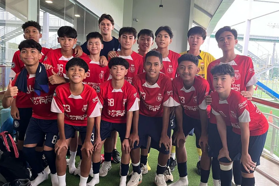 Perry Ng (paling belakang), pemain Cardiff  City bersama belia bola sepak Singapura. Perry berkongsi bahawa beliau tidak sabar menyarung jersi Singapura dan semakin hampir untuk merealisasikan impian itu apabila diberikan status penduduk tetap (PR) pada 21 Mac.